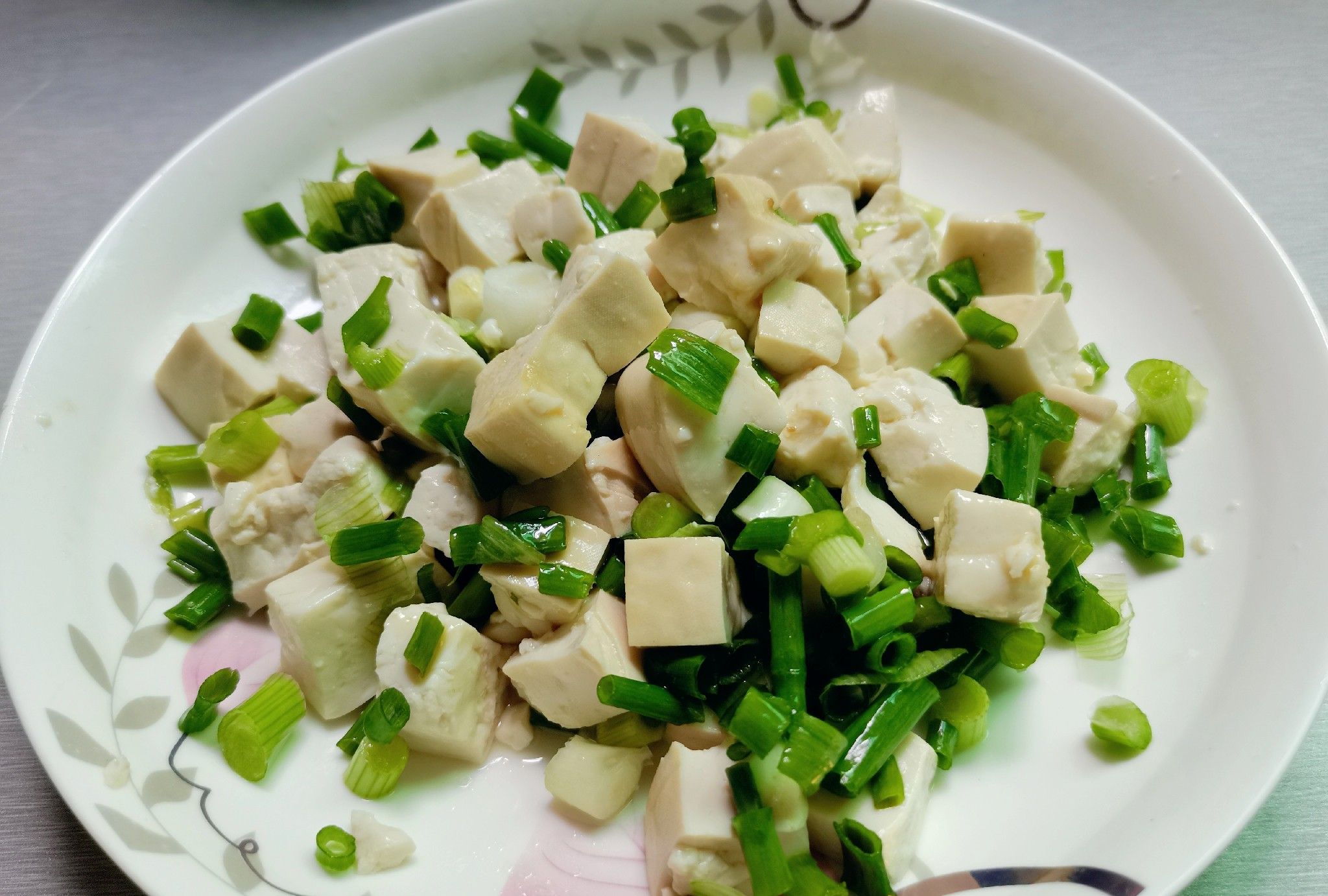 小葱拌豆腐，这样做又香又嫩，鲜香爽口，比大鱼大肉受欢迎|豆腐|小葱|食盐_新浪新闻