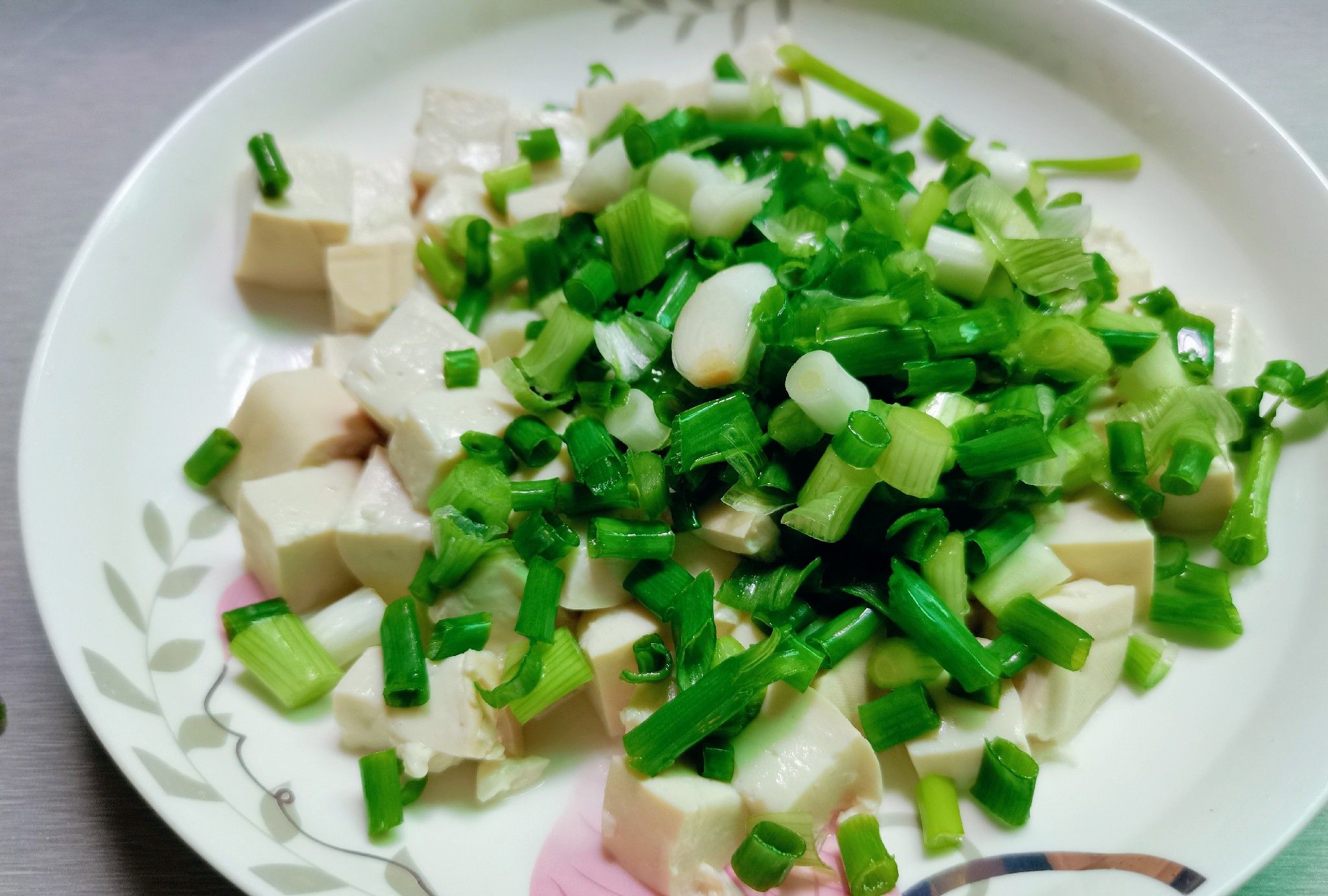 小葱拌豆腐，这样做又香又嫩，鲜香爽口，比大鱼大肉受欢迎|豆腐|小葱|食盐_新浪新闻