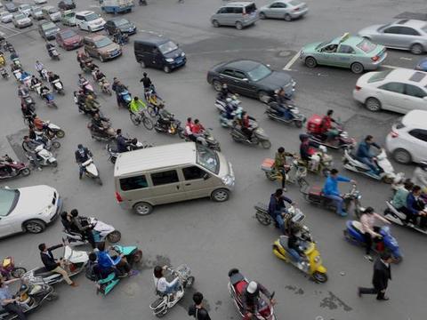 严管电动车百姓出行难，专家建议买新能源汽车，网友：还是堵呀