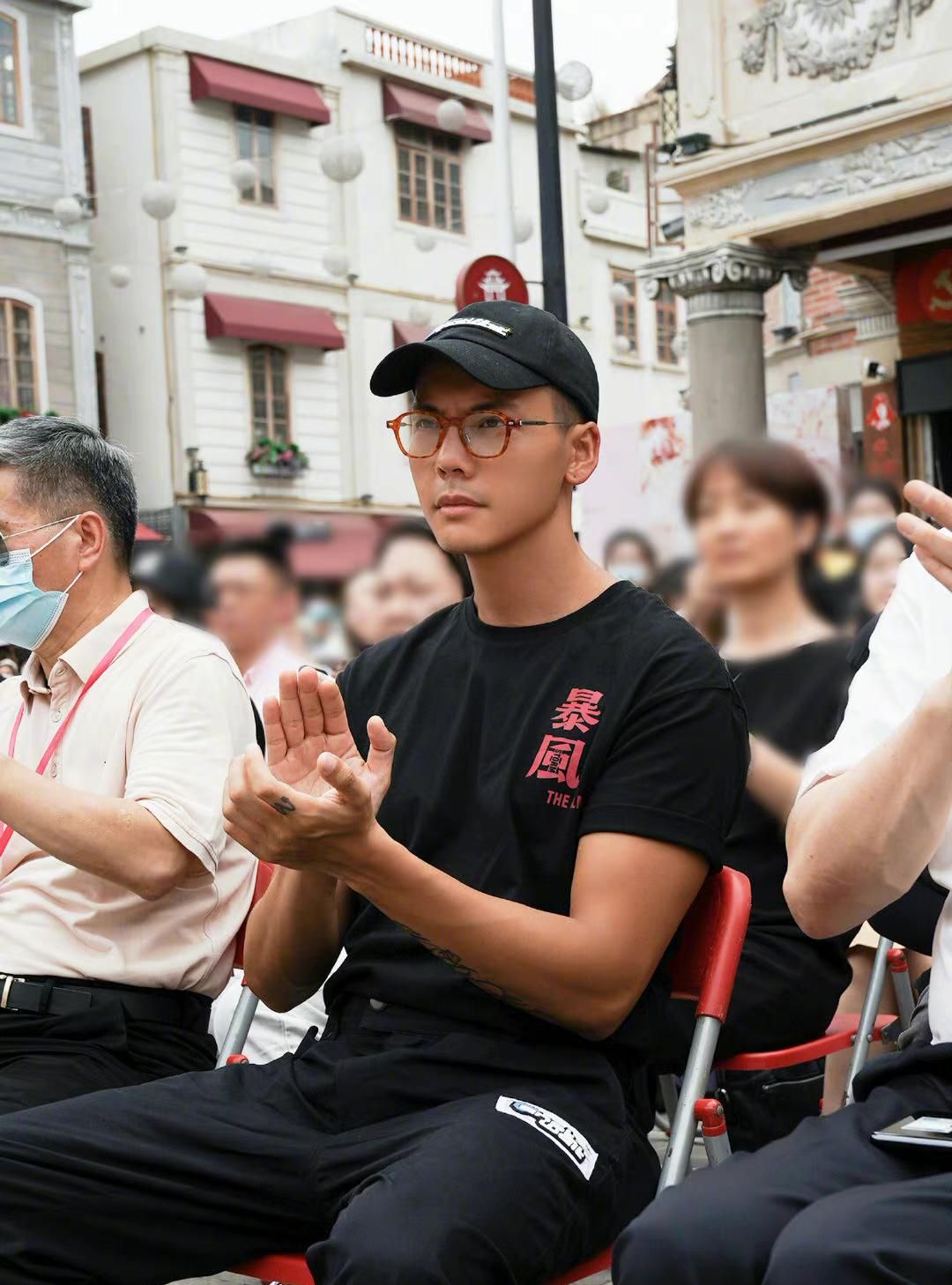 陈伟霆现身《暴风》开机仪式,为剧情需求皮肤黝黑配寸头,痞帅风