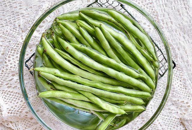 四季豆不能直接下锅炒,多做2步,做好的四季豆咸香入味