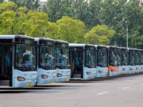 为啥客车不让“超载”，公交车却可以“人挤人”？