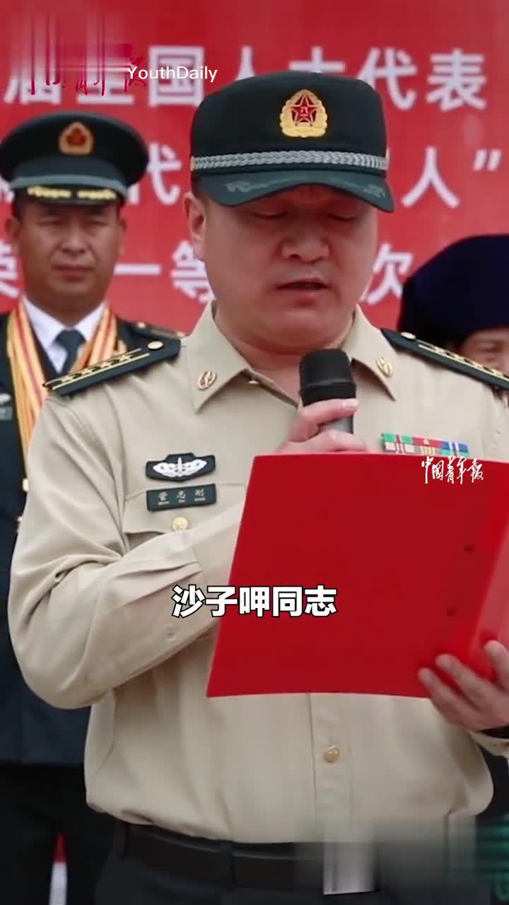 一等功臣之家牌匾送到家!火箭军某工程旅营长沙子呷荣立一等功