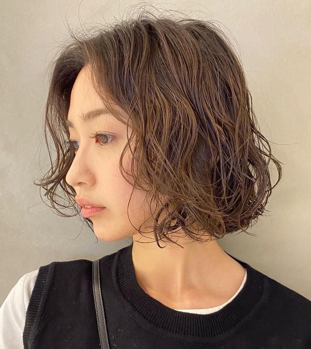 发型,也是很多脸大女生的最爱,内扣的发尾有包下巴的作用,搭配八字