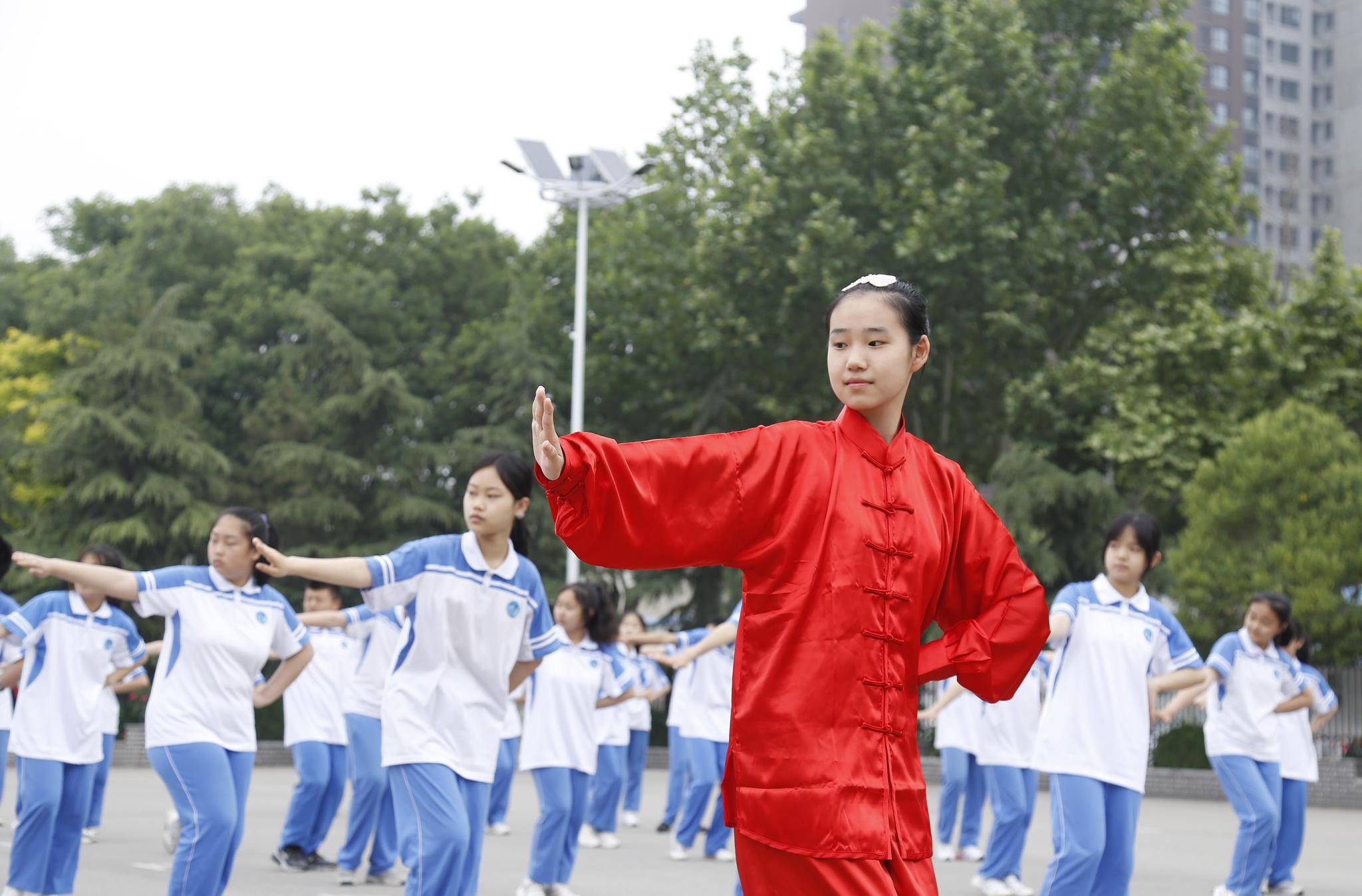 5月20日,邢台市第七中学学生在练习"五禽戏.新华社发(张驰 摄)