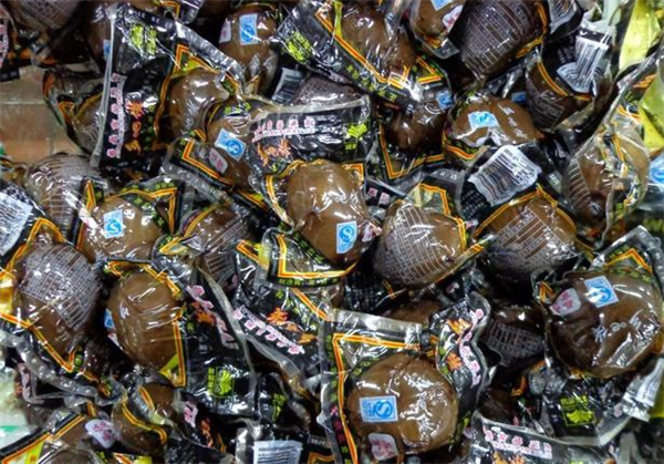 乡巴佬鸡蛋曾经是风靡校园小卖部的零食,各个大小商店都能看到它们的