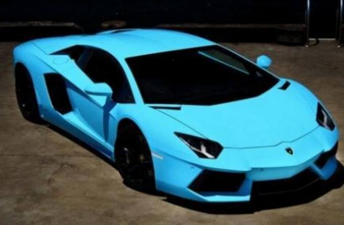 男子刚给新车上保险，才出保险大楼，却又哭着跑回去