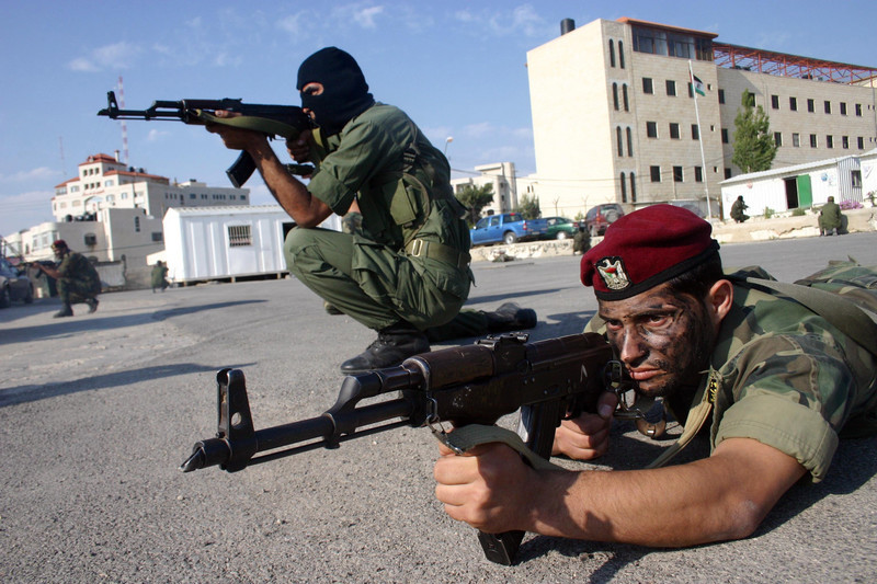巴勒斯坦法塔赫军队为何不出兵加沙?5万军队是以色列武装起来的