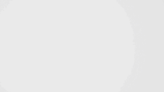 超模「半裸」出境,口红拍成「无