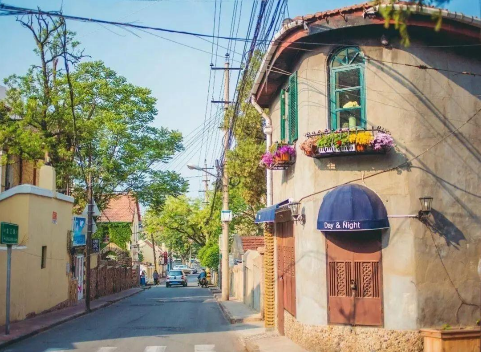 青岛大学路,位于青岛的前海风景区内,是一条南北向的道路.