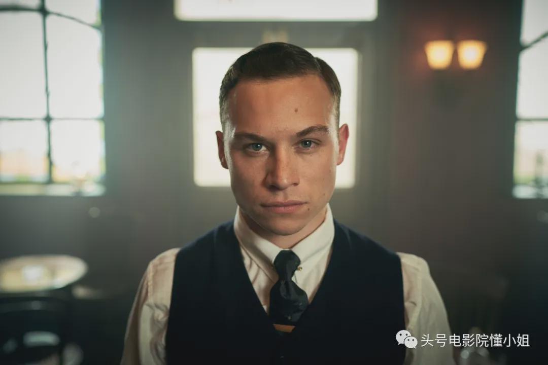 剧中,他和基里安·墨菲扮演的男主角汤米·谢尔比有不少对手戏,演技