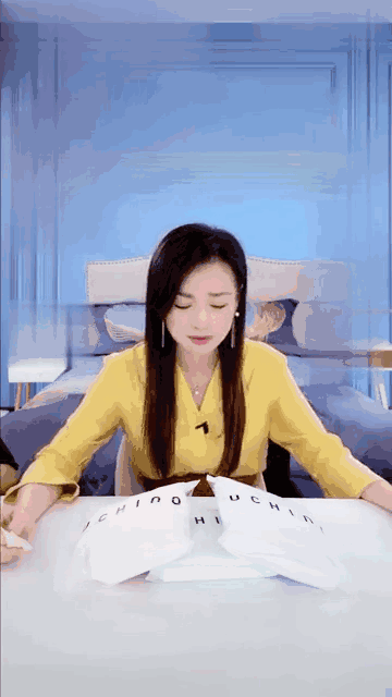 故意炒作?张庭直播哭着卖货惹争议,诉说自己有多不容易 故意炒作?张庭直播哭着卖货惹争议,诉说自己有多不容易