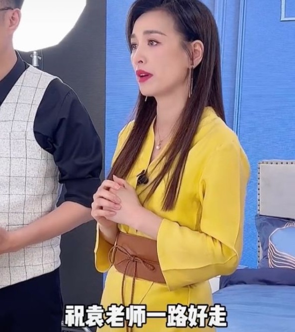 故意炒作？张庭直播哭着卖货惹争议，诉说自己有多不容易