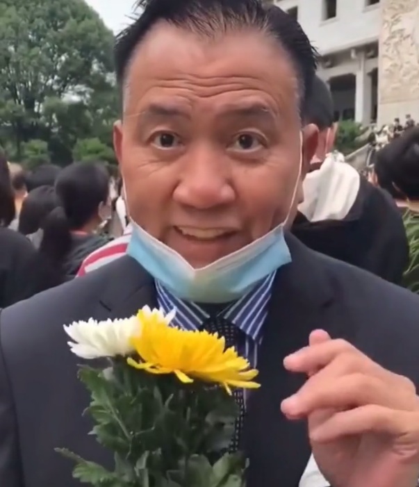 63岁万梓良到长沙送别袁隆平手拿菊花告诫年轻人不要浪费粮食