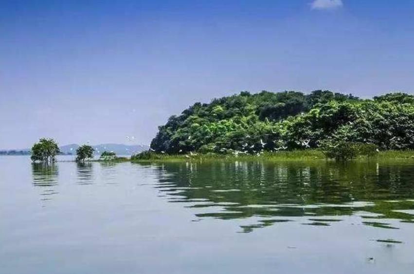 中国最大的淡水湖鄱阳湖,集五河连通长江,是江西省的"