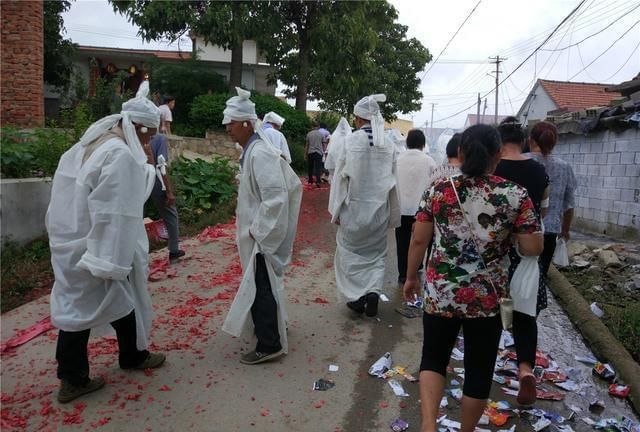 农村出殡习俗正常3天有钱办五七或百日数十年不葬的啥情况