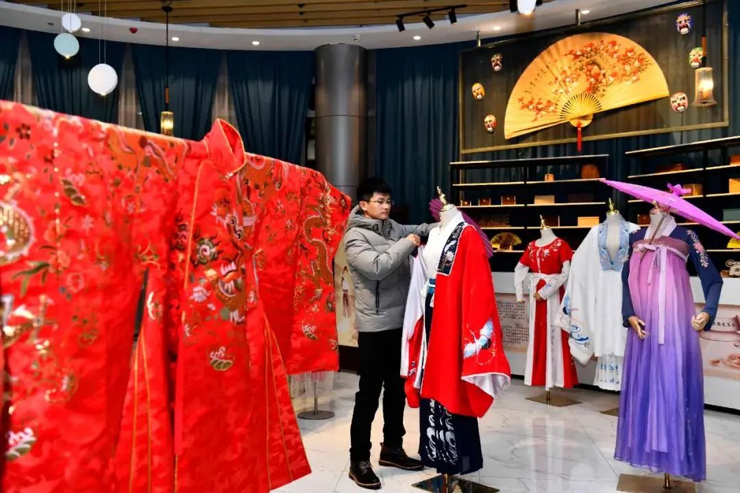 县城人口萎缩_常住人口8千人小县城,养了2千名公职人员,每年财政支出8个亿