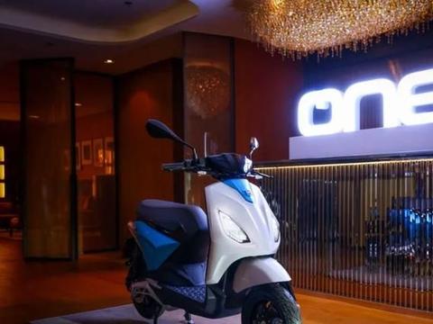 比亚乔第一台电动摩托车亮相北京!