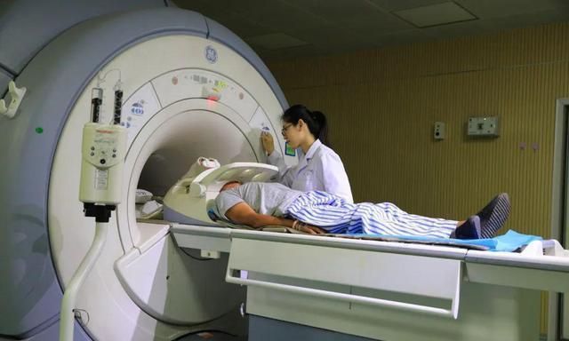 惨烈：2米外氧气瓶直飞过来！韩国患者做核磁共振，被...