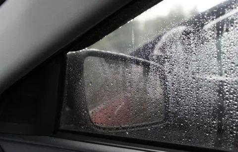 下雨天车窗挂水滴、雨刮器越刮越不干净？