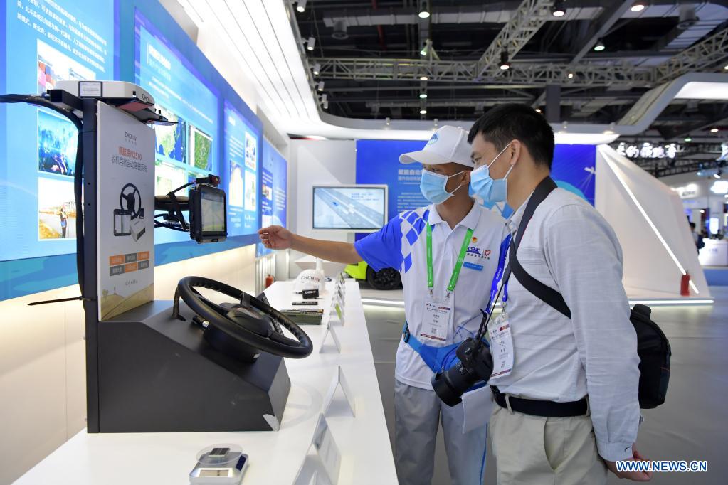 Visitors learn about an unmanned driving system during the 12th China Satellite Navigation Expo (CSNE) in Nanchang, capital of east China's Jiangxi Province, May 27, 2021. (Xinhua/Peng Zhaozhi)