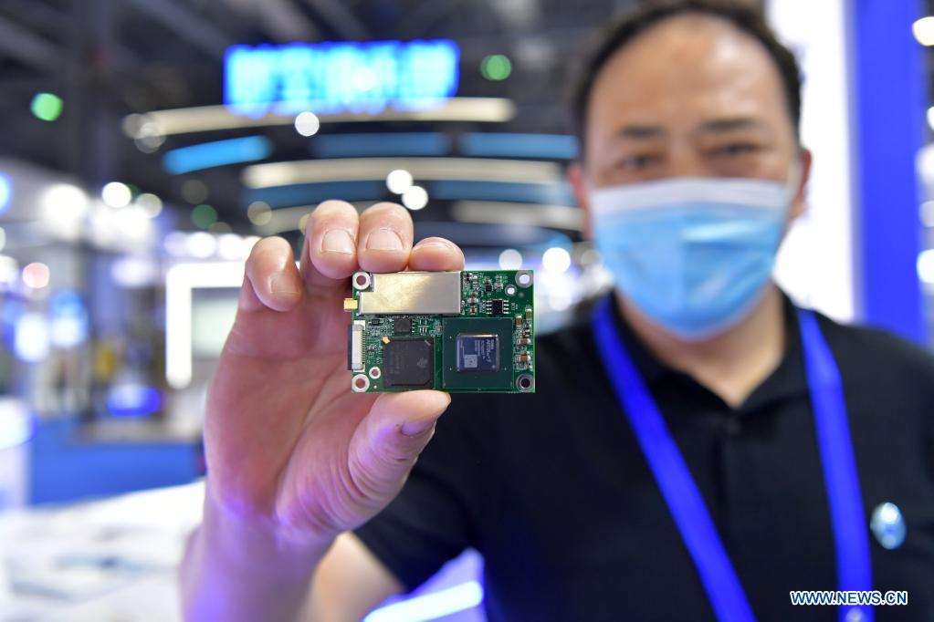 An exhibitor shows a module with an anti-jamming chip during the 12th China Satellite Navigation Expo (CSNE) in Nanchang, capital of east China's Jiangxi Province, May 27, 2021. (Xinhua/Peng Zhaozhi)