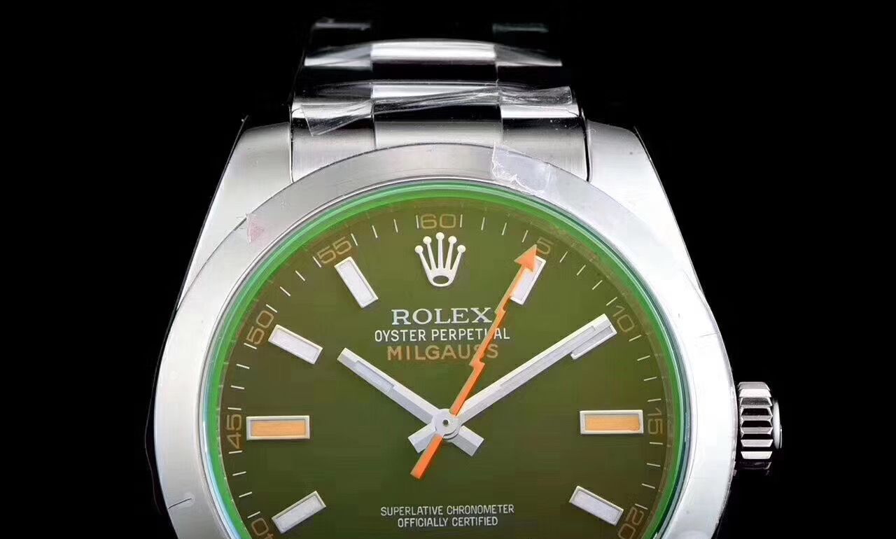 2、劳力士原木手表女绿色表盘上的罗马数字是镶钻的吗？