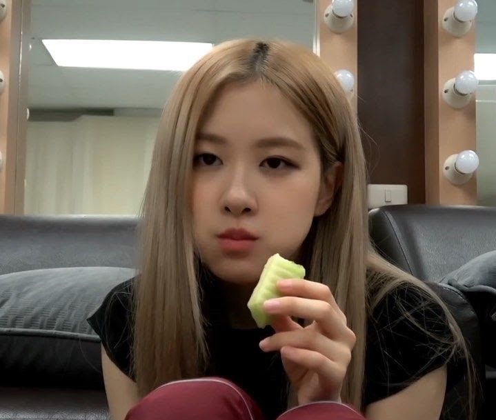 blackpink肉肉吃玉米,blackpink肉肉 15张图证明了blackpink的朴彩英是花栗鼠脸型可爱极了