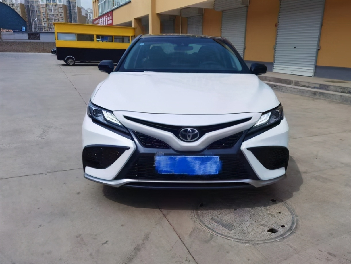 0l运动凯美瑞,黑白双色油耗6.8l,家用还个性