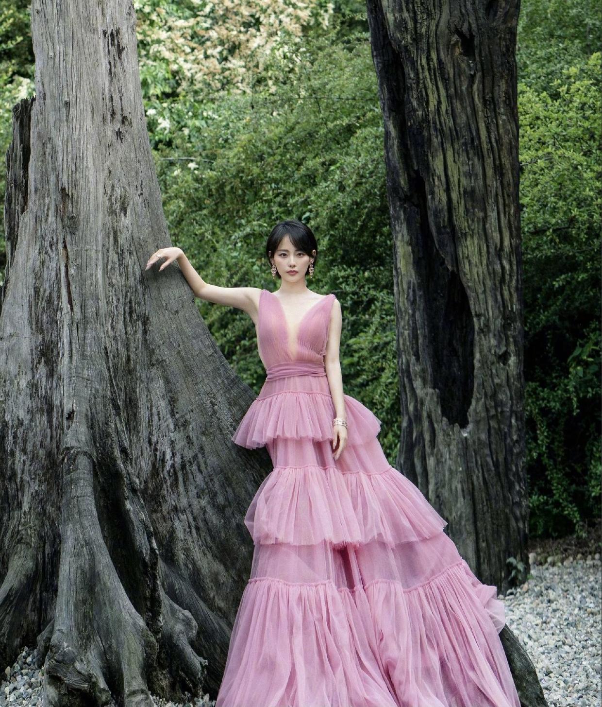 张嘉倪和老公同框，穿亮片吊带裙性感时髦有气质，买超不忍撒手