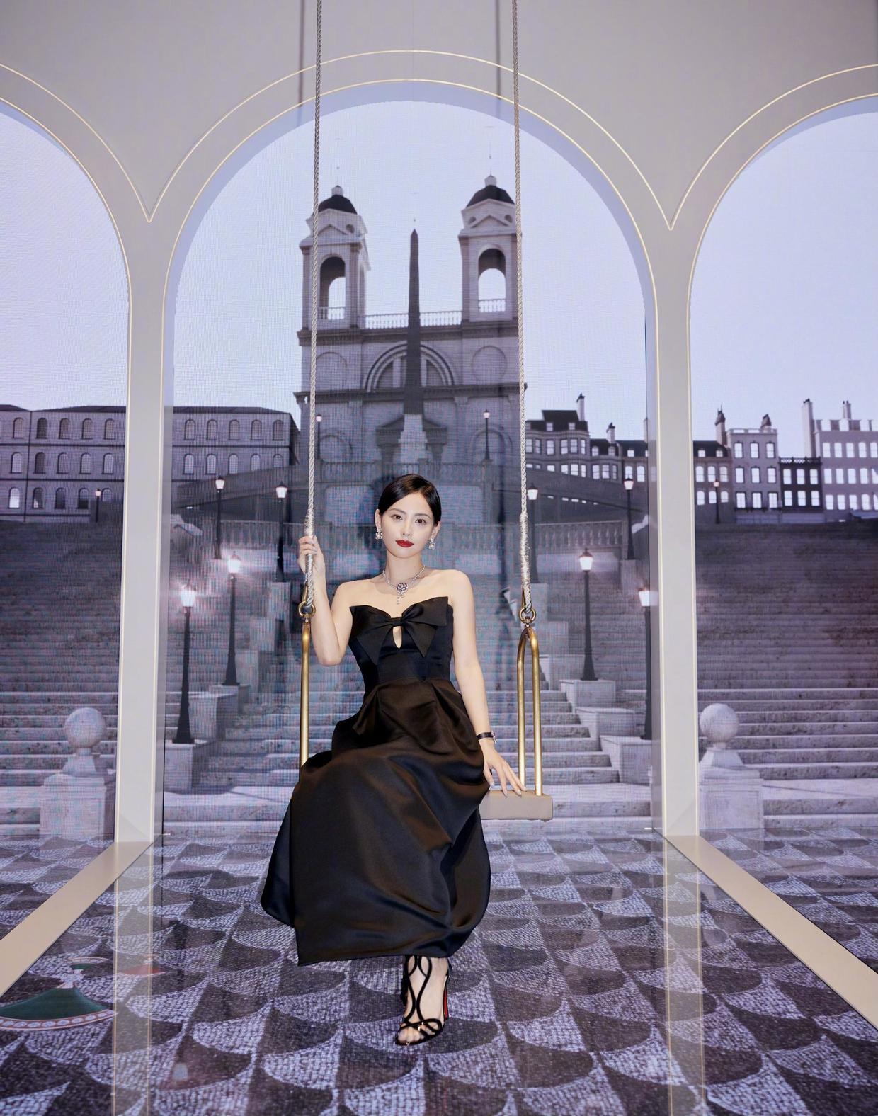 张嘉倪和老公同框，穿亮片吊带裙性感时髦有气质，买超不忍撒手