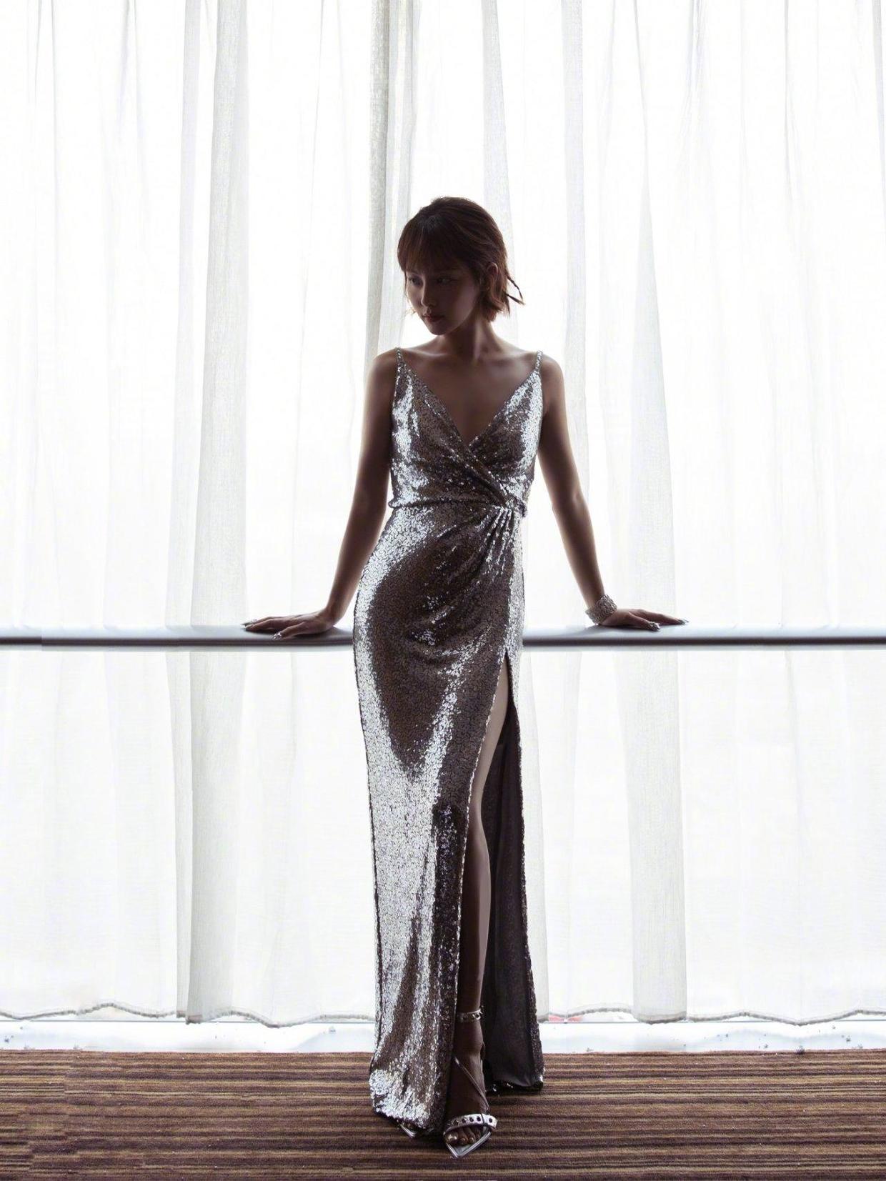 张嘉倪和老公同框，穿亮片吊带裙性感时髦有气质，买超不忍撒手