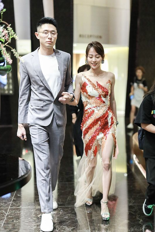 张嘉倪和老公同框，穿亮片吊带裙性感时髦有气质，买超不忍撒手