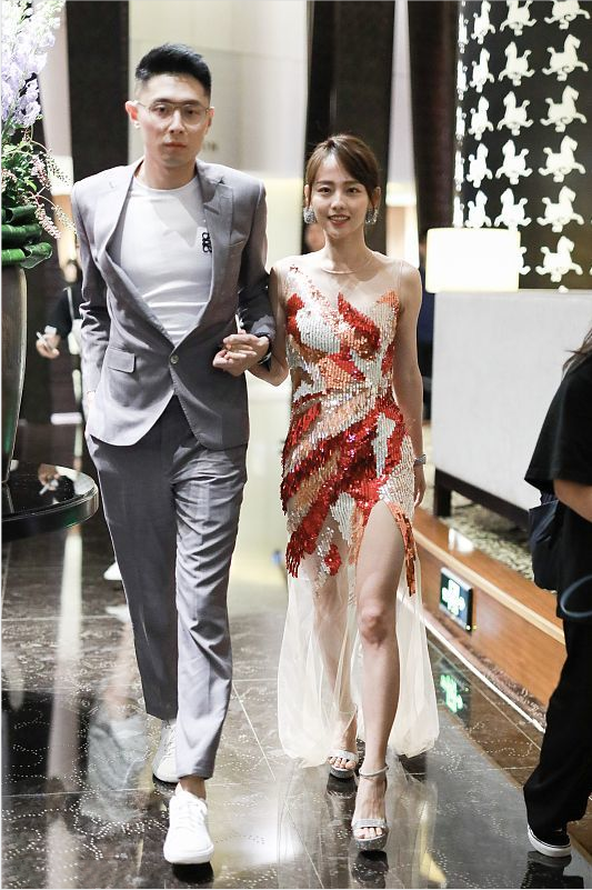 张嘉倪和老公同框，穿亮片吊带裙性感时髦有气质，买超不忍撒手