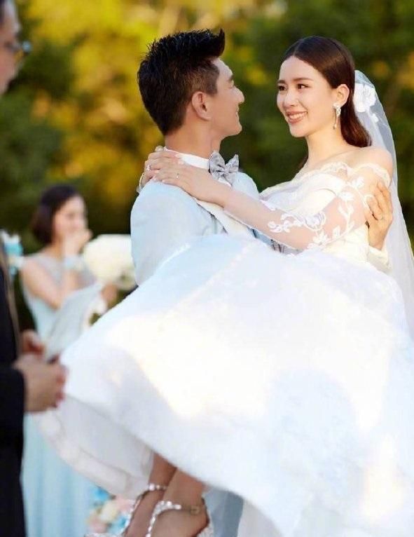 刘诗诗叮嘱袁弘帮吴奇隆带衣服?