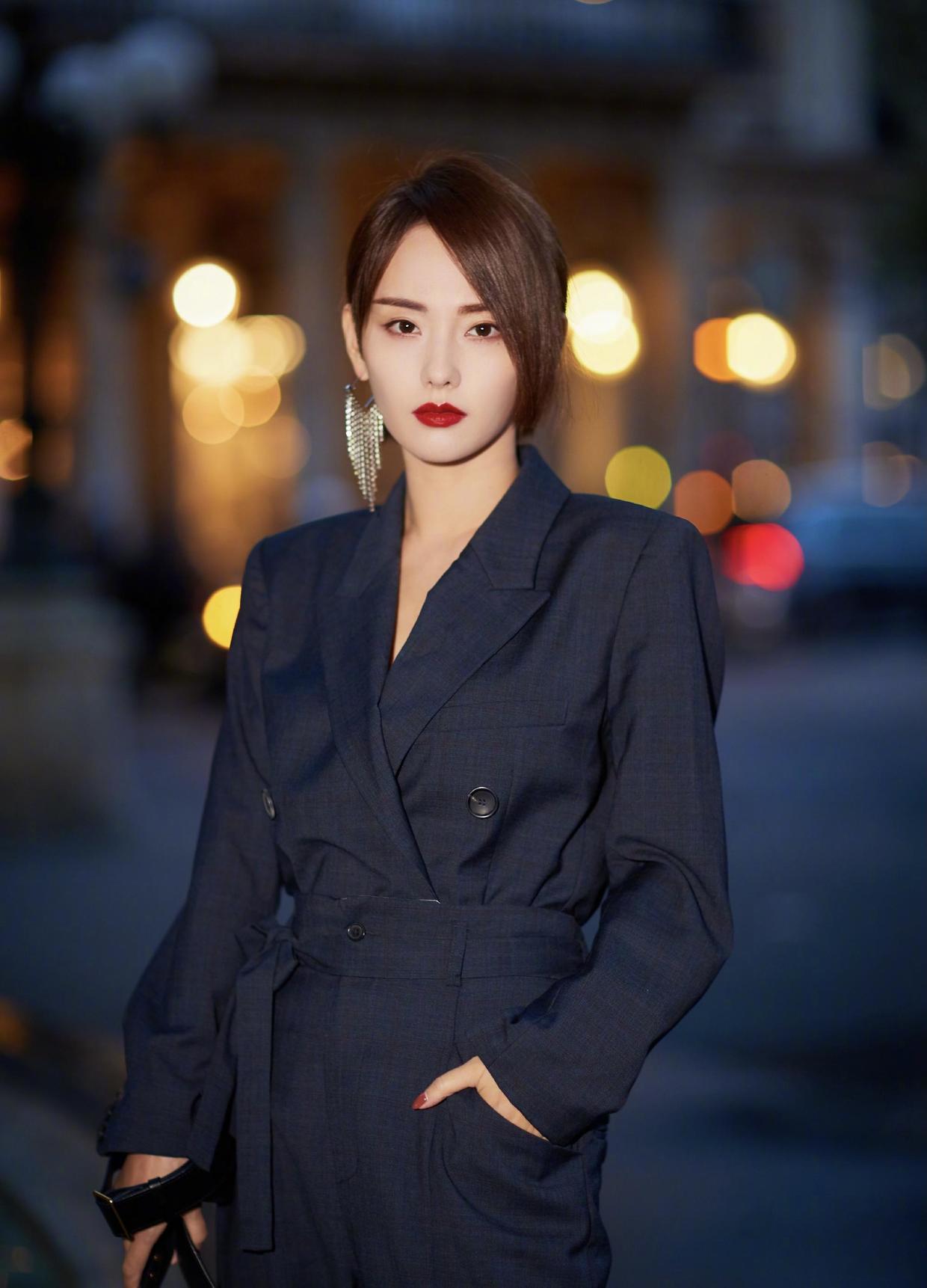 张嘉倪和老公同框，穿亮片吊带裙性感时髦有气质，买超不忍撒手