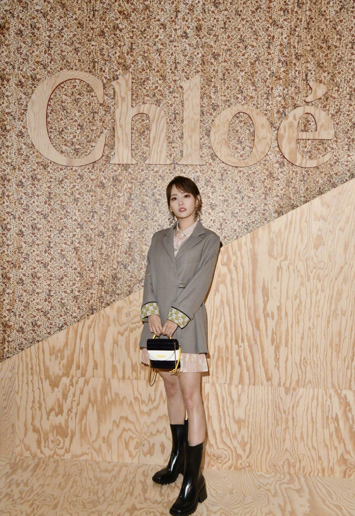 张嘉倪和老公同框，穿亮片吊带裙性感时髦有气质，买超不忍撒手