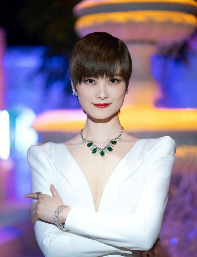 李宇春自带女王气质穿高叉鱼尾裙勾勒身姿露长腿好有女人味