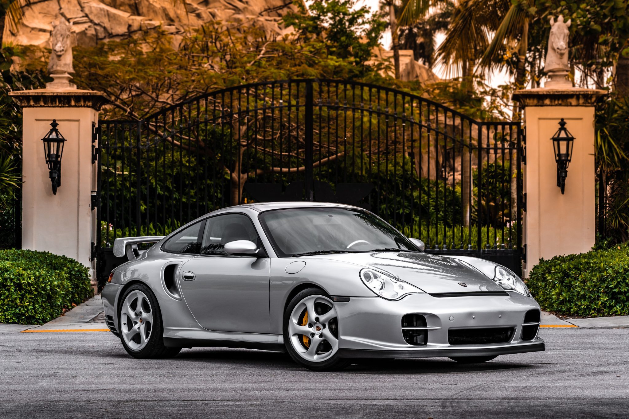保时捷911 gt2,保时捷911历代车型 目前,一辆2003年款保时捷911 gt2正在寻找一个新家,它几乎满足了跑车