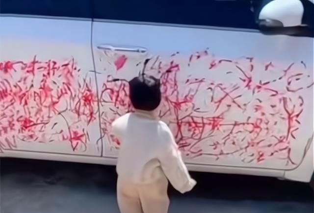 辽宁2岁女孩拿口红在汽车上涂画：妈妈看了心疼,爸爸看了崩溃