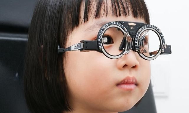 正常情况下,大部分学龄前儿童的视力,会出现什么现象?
