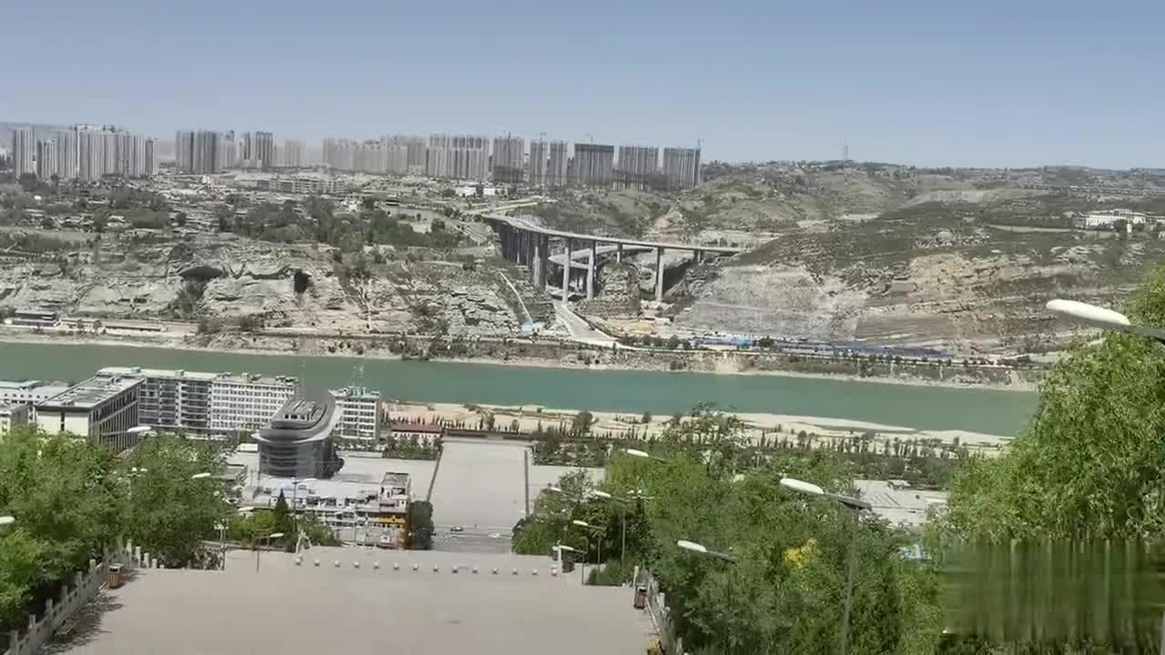 两座城市被黄河隔开,一边是山西的保德县,另一边是的