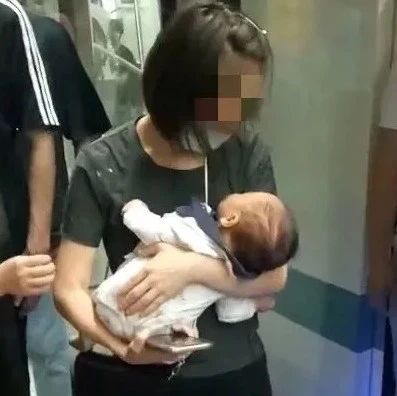 两个月大婴儿掉进地铁轨道