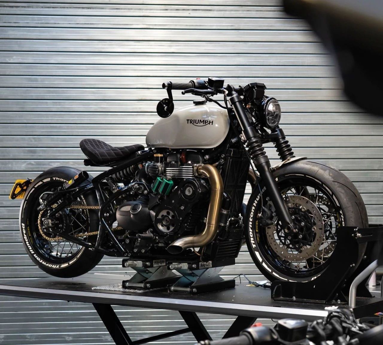 凯旋bobber2021款,凯旋bobber双人座改装 202匹超狂黑暗骑士凯旋bobber,氮气 机械增压改装!