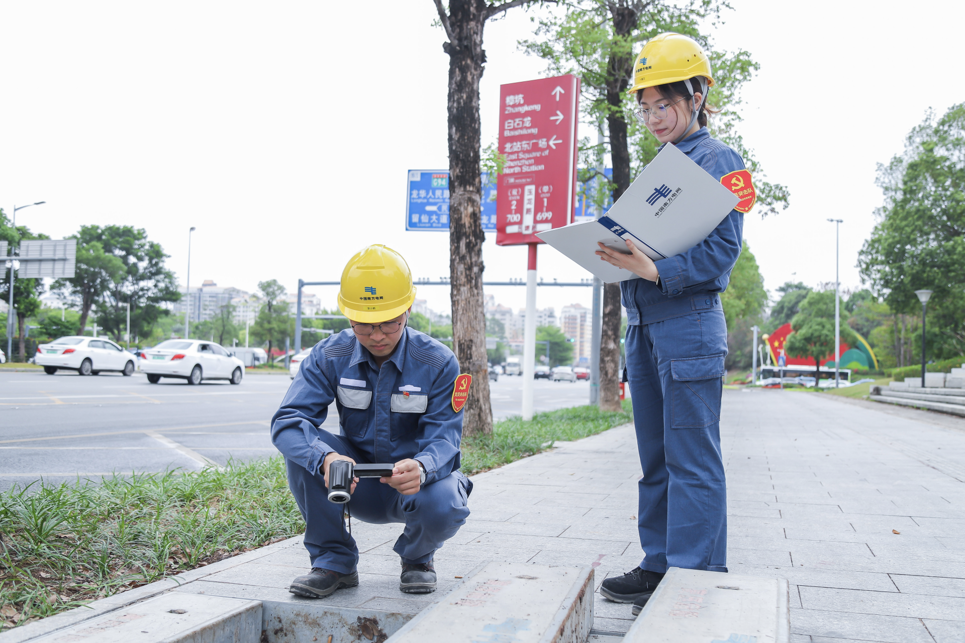 图为深圳龙华供电局工作人员在检查电缆运行情况,保障深圳北站电力