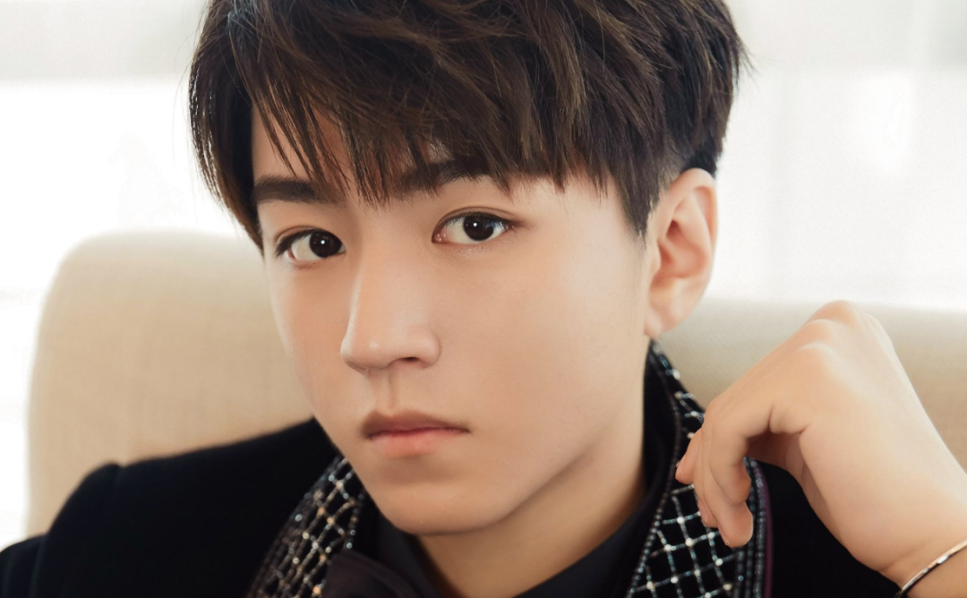 晒明信片、关晓彤拿仙女棒、龚俊发语音