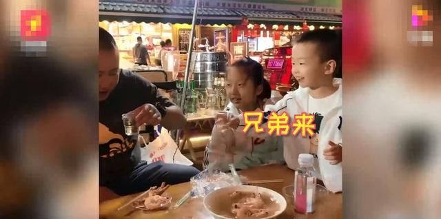 山东两小男孩模仿爸爸喝酒,姿势语气拿捏到位,网友:学到了精髓
