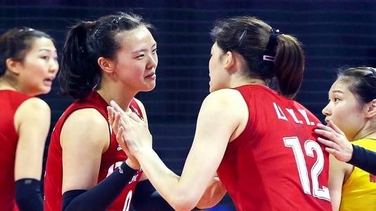 女排6主力出征前合影,看身高,李盈莹超过了颜妮,小宇也长高了