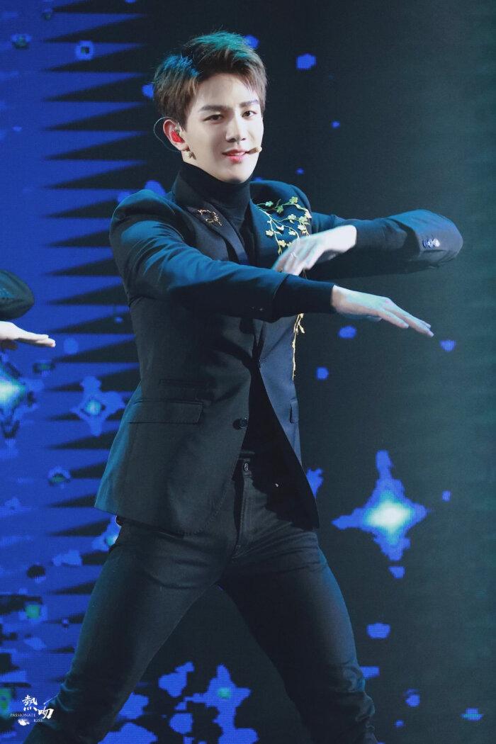 R1se夏之光 出道三年没钱租房 被编舞大神夸 谈恋爱被粉丝怼