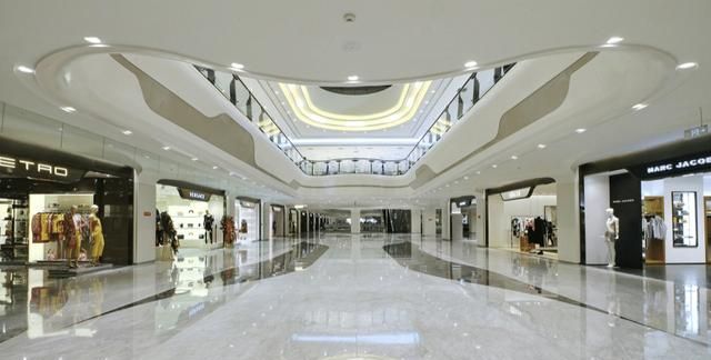北京奢华的购物中心富人云集,门口到处都是百万豪车